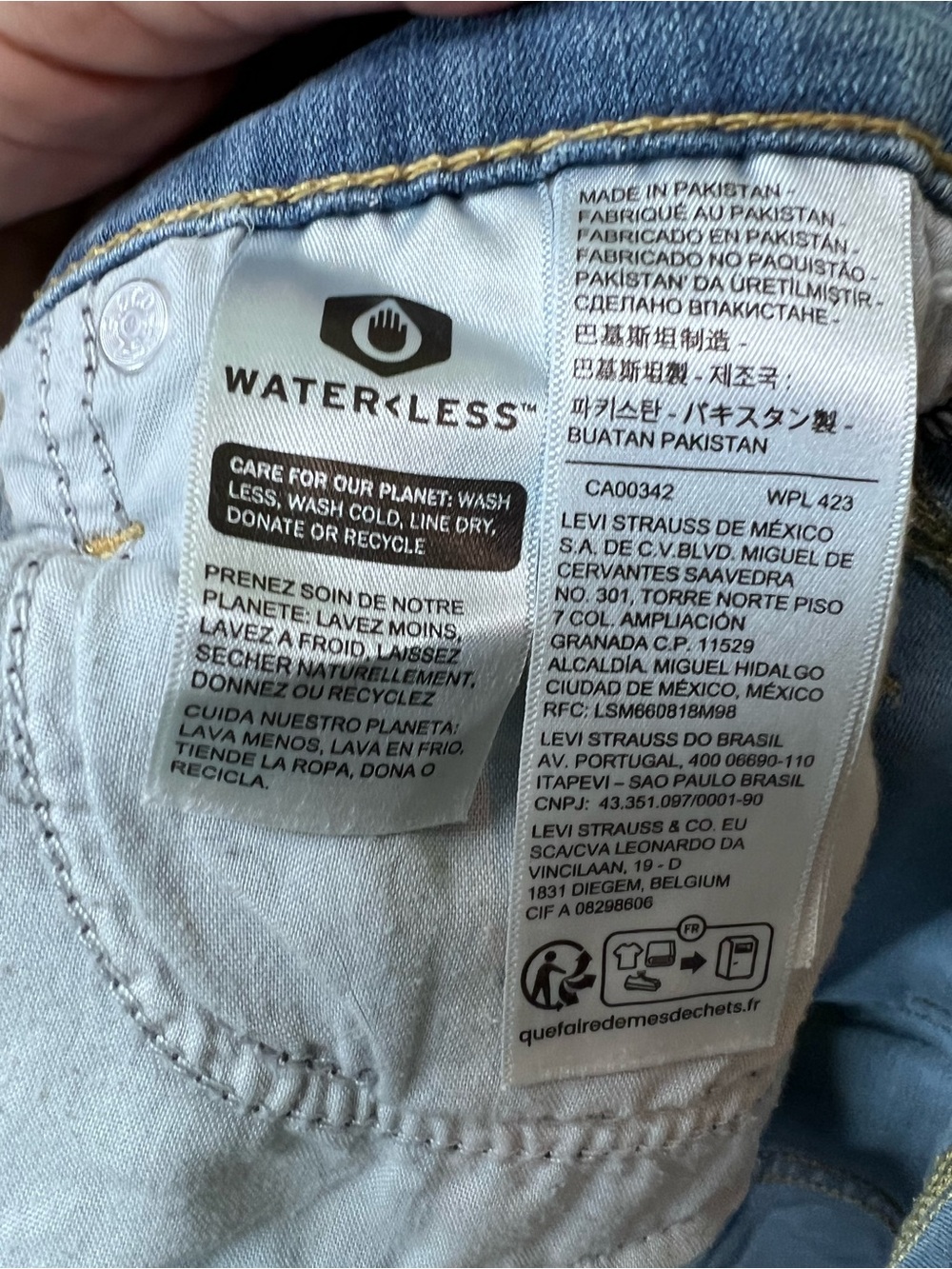 LEVI'S Mid-Length Medium Wash Classic Five Pocket Summer Shorts, 27 - Picture 14 of 14